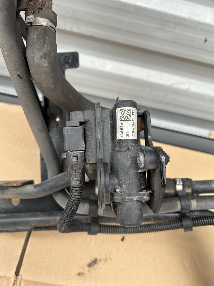 DAF TUBE THREE-WAY VALVE WEBASTO WATER 9036682 - Klíma alkatrész: 2 kép. DAF TUBE THREE-WAY VALVE WEBASTO WATER 9036682 - Klíma alkatrész: 2 kép.