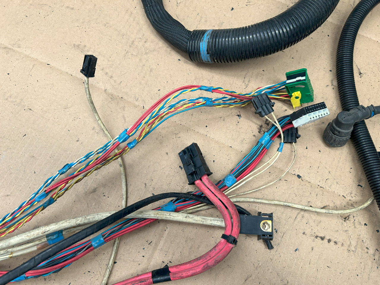 DAF XF 106 J3C ENGINE WIRING HARNESS - Kábel/ Kábelkorbácso: 5 kép. DAF XF 106 J3C ENGINE WIRING HARNESS - Kábel/ Kábelkorbácso: 5 kép.