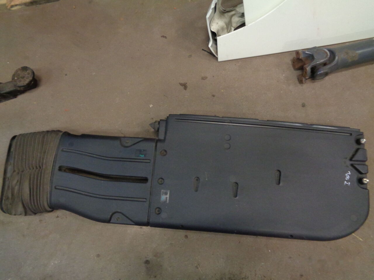 DAF XF 106 Komin Powietrza DAF XF 106 1935598 DAF XF 106 truck - Karosszéria és külső - Teherautó: 4 kép. DAF XF 106 Komin Powietrza DAF XF 106 1935598 DAF XF 106 truck - Karosszéria és külső - Teherautó: 4 kép.