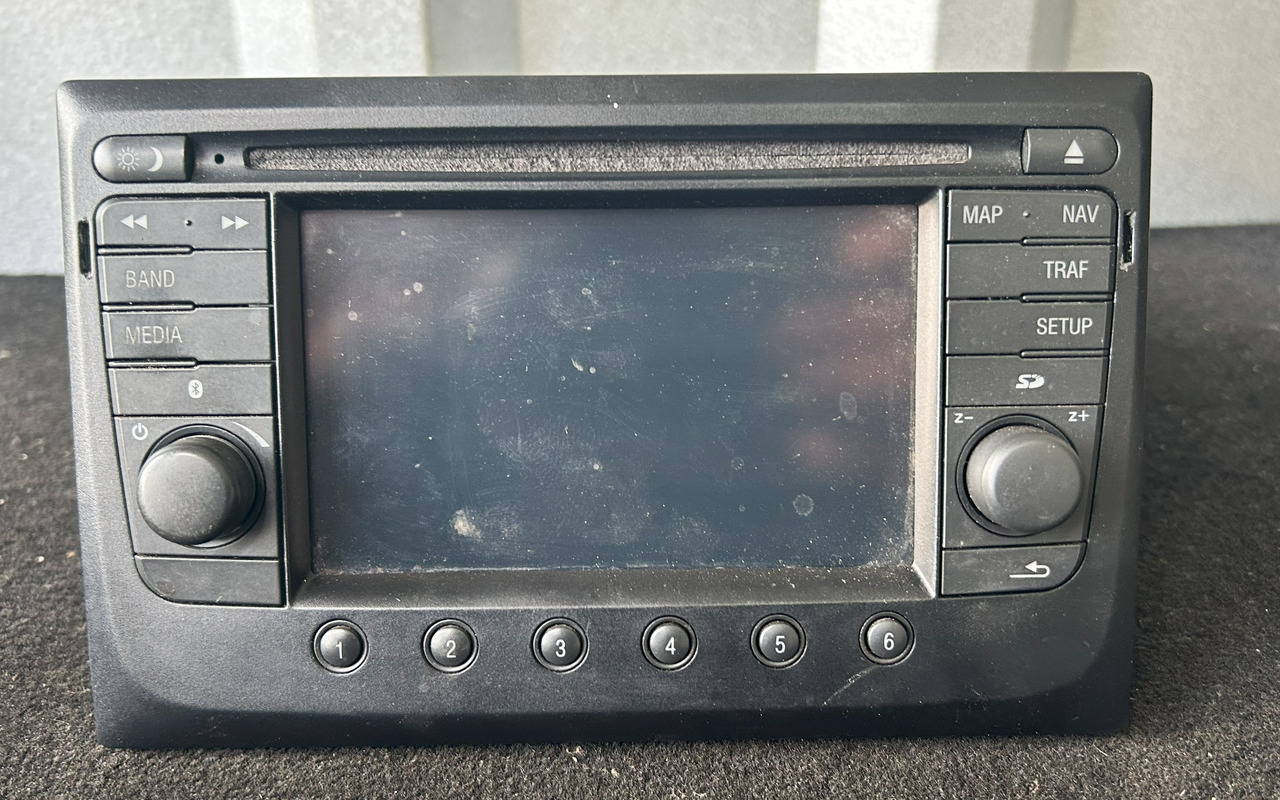 DAF XF 106 ORIGINAL RADIO + MOUNTING BOX - Univerzális alkatrész: 1 kép. DAF XF 106 ORIGINAL RADIO + MOUNTING BOX - Univerzális alkatrész: 1 kép.