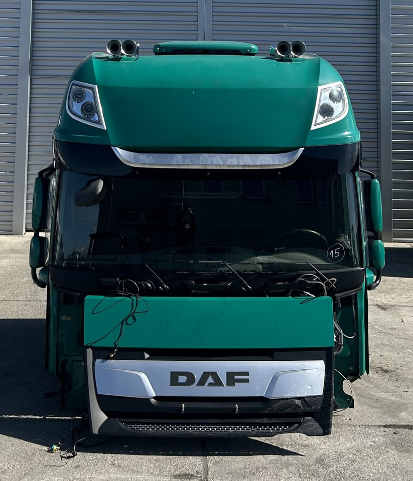 DAF XF 106 SUPER SPACE CAB LIFT truck - Fülke - Teherautó: 2 kép. DAF XF 106 SUPER SPACE CAB LIFT truck - Fülke - Teherautó: 2 kép.