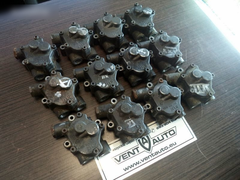 DAF ZF Kraftstoffpumpe ZF 7018955150 DAF XF 105 truck - Üzemanyag szivattyú - Teherautó: 5 kép. DAF ZF Kraftstoffpumpe ZF 7018955150 DAF XF 105 truck - Üzemanyag szivattyú - Teherautó: 5 kép.