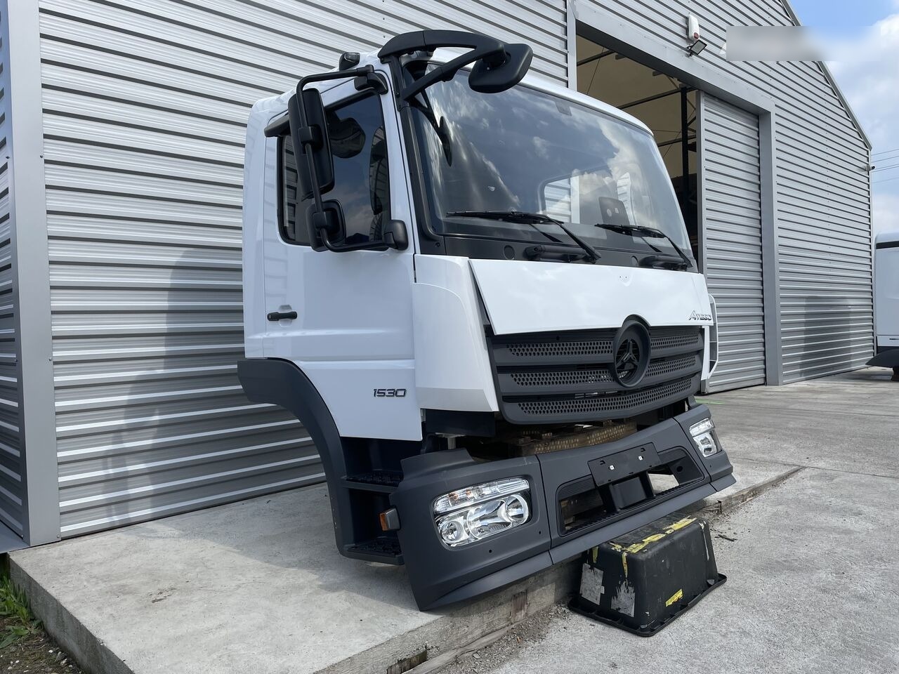FRONT BUMPER COMPLETE EXTRA COST 800EU Mercedes-Benz ATEGO S-cab ClassicSpace, 2.30 m 2023 Mercedes-Benz ATEGO truck - Fülke - Teherautó: 2 kép. FRONT BUMPER COMPLETE EXTRA COST 800EU Mercedes-Benz ATEGO S-cab ClassicSpace, 2.30 m 2023 Mercedes-Benz ATEGO truck - Fülke - Teherautó: 2 kép.