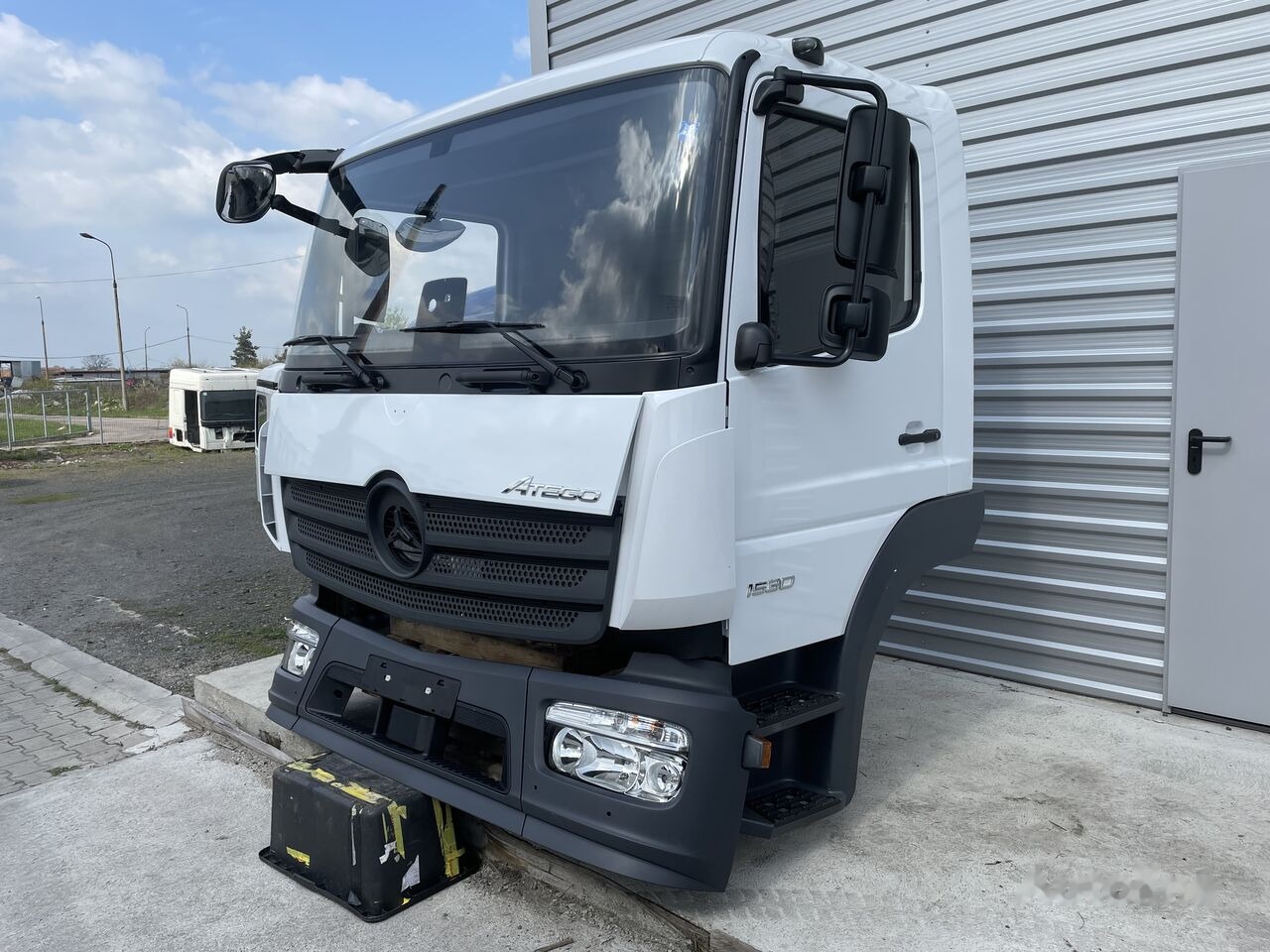 FRONT BUMPER COMPLETE EXTRA COST 800EU Mercedes-Benz ATEGO S-cab ClassicSpace, 2.30 m 2023 Mercedes-Benz ATEGO truck - Fülke - Teherautó: 4 kép. FRONT BUMPER COMPLETE EXTRA COST 800EU Mercedes-Benz ATEGO S-cab ClassicSpace, 2.30 m 2023 Mercedes-Benz ATEGO truck - Fülke - Teherautó: 4 kép.