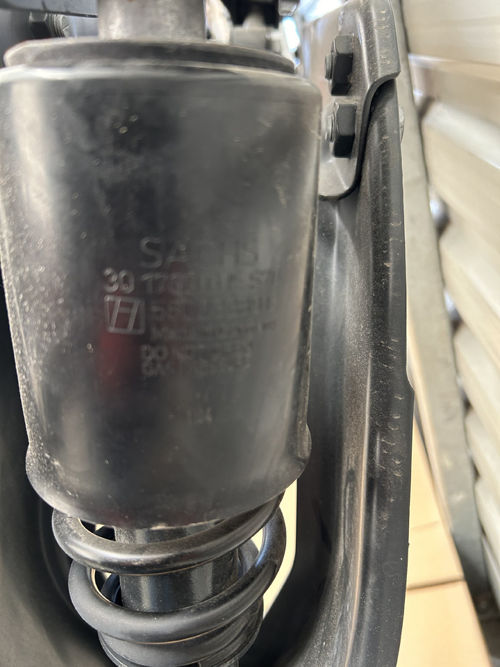 IVECO CABIN SUSPENSION REAR WITH SHOCK ABSORBERS S-WAY BRAND NEW - Fülke felfüggesztés: 3 kép. IVECO CABIN SUSPENSION REAR WITH SHOCK ABSORBERS S-WAY BRAND NEW - Fülke felfüggesztés: 3 kép.