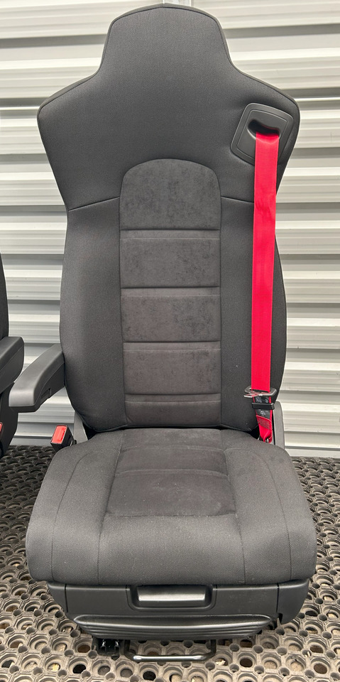 IVECO NEW SEAT IVECO S-WAY - Ülés: 3 kép. IVECO NEW SEAT IVECO S-WAY - Ülés: 3 kép.