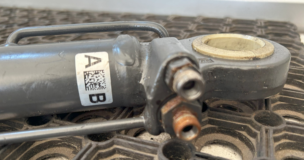MERCEDES ATEGO CABIN LIFTING ACTUATOR + PUMP - Fülke felfüggesztés: 5 kép. MERCEDES ATEGO CABIN LIFTING ACTUATOR + PUMP - Fülke felfüggesztés: 5 kép.