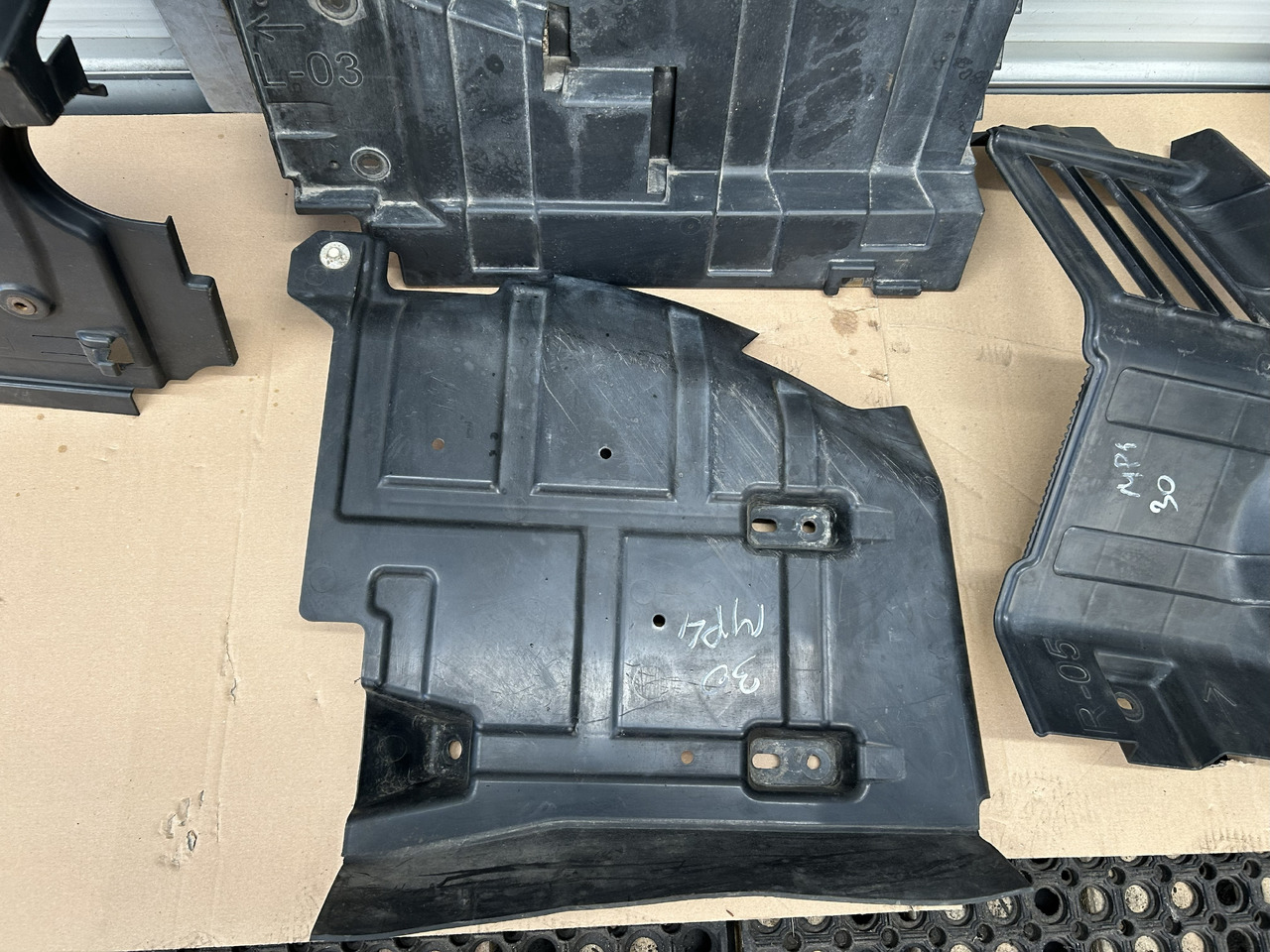 MERCEDES-BENZ ACTROS MP4 BIGSPACE ENGINE SOUNDPROOFING COVER KIT - Karosszéria és külső - Teherautó: 4 kép. MERCEDES-BENZ ACTROS MP4 BIGSPACE ENGINE SOUNDPROOFING COVER KIT - Karosszéria és külső - Teherautó: 4 kép.