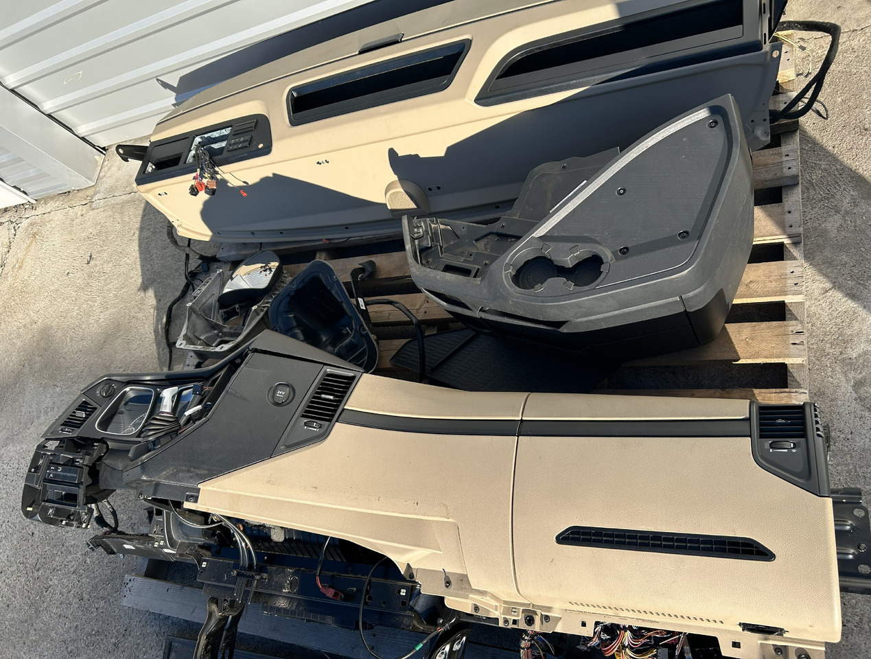 MERCEDES-BENZ KOMPLETNA PRZEKŁADKA WNĘTRZA - DESKA KONSOLA DO ANGLIKA MERCEDES ACTROS MP4 L STREAM SPACE - Fülke: 4 kép. MERCEDES-BENZ KOMPLETNA PRZEKŁADKA WNĘTRZA - DESKA KONSOLA DO ANGLIKA MERCEDES ACTROS MP4 L STREAM SPACE - Fülke: 4 kép.