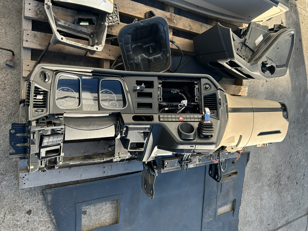 MERCEDES-BENZ KOMPLETNA PRZEKŁADKA WNĘTRZA - DESKA KONSOLA DO ANGLIKA MERCEDES ACTROS MP4 L STREAM SPACE - Fülke: 5 kép. MERCEDES-BENZ KOMPLETNA PRZEKŁADKA WNĘTRZA - DESKA KONSOLA DO ANGLIKA MERCEDES ACTROS MP4 L STREAM SPACE - Fülke: 5 kép.