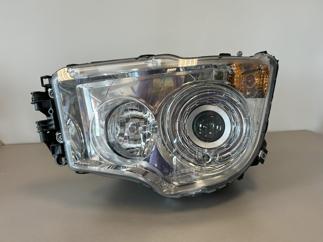 MERCEDES-BENZ brand new original OEM Mercedes-Benz headlight LEFT BI-XENON MP4, MP5 - Fényszóró: 1 kép. MERCEDES-BENZ brand new original OEM Mercedes-Benz headlight LEFT BI-XENON MP4, MP5 - Fényszóró: 1 kép.
