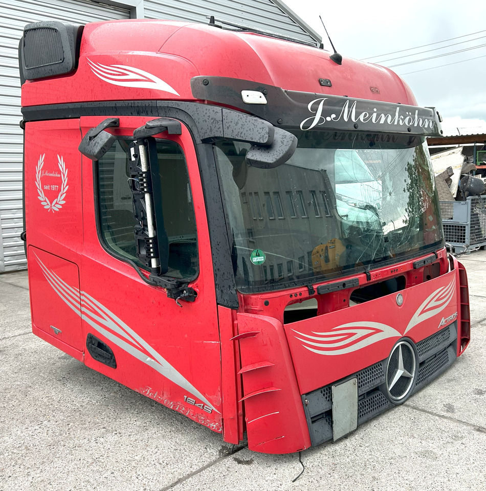 Mercedes Actros MP4 L StreamSpace 2,50 - Fülke: 1 kép. Mercedes Actros MP4 L StreamSpace 2,50 - Fülke: 1 kép.