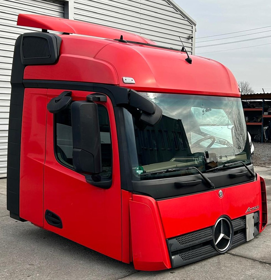Mercedes Actros MP4 - Fülke: 3 kép. Mercedes Actros MP4 - Fülke: 3 kép.