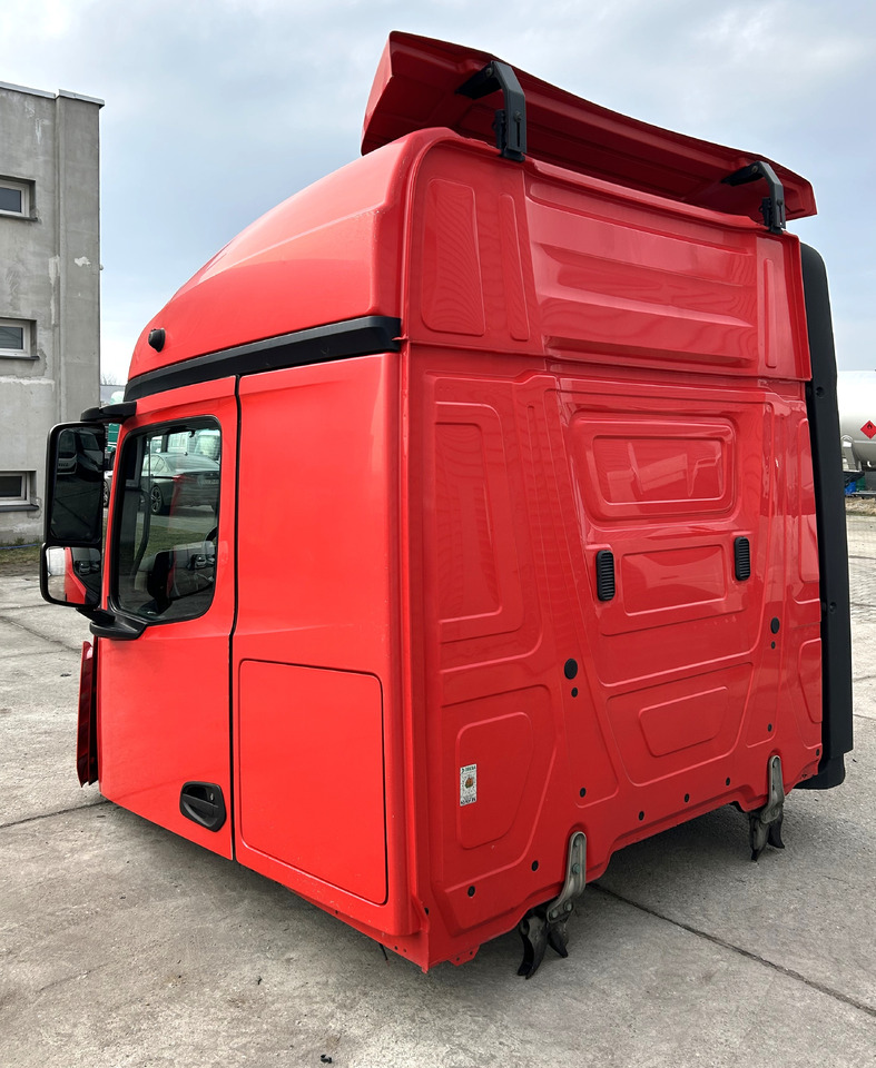 Mercedes Actros MP4 - Fülke: 5 kép. Mercedes Actros MP4 - Fülke: 5 kép.