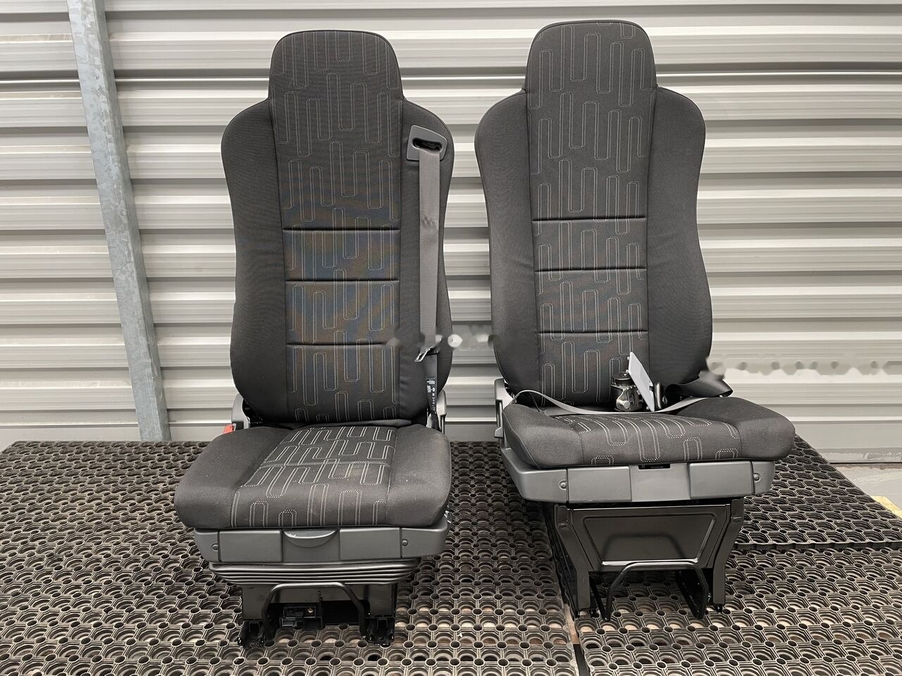 Mercedes-Benz ATEGO DRIVER'S Mercedes-Benz ATEGO - Ülés - Teherautó: 2 kép. Mercedes-Benz ATEGO DRIVER'S Mercedes-Benz ATEGO - Ülés - Teherautó: 2 kép.