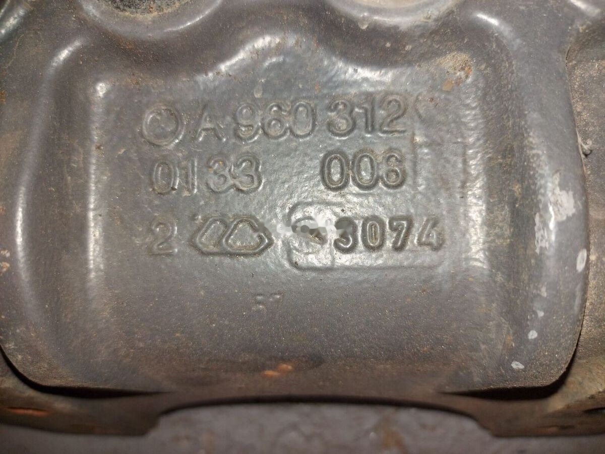 Suport arc Mercedes-Benz A9603120233 Mercedes-Benz ACTROS MP4 truck - Felfüggesztés - Teherautó: 3 kép. Suport arc Mercedes-Benz A9603120233 Mercedes-Benz ACTROS MP4 truck - Felfüggesztés - Teherautó: 3 kép.