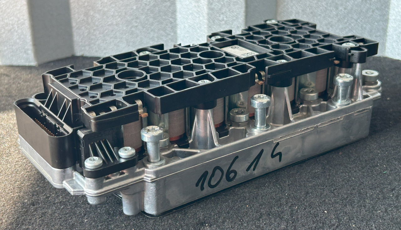 ZF DAF XF 106 530 TRAXON ZF VALVE BLOCK - ECU - Teherautó: 1 kép. ZF DAF XF 106 530 TRAXON ZF VALVE BLOCK - ECU - Teherautó: 1 kép.