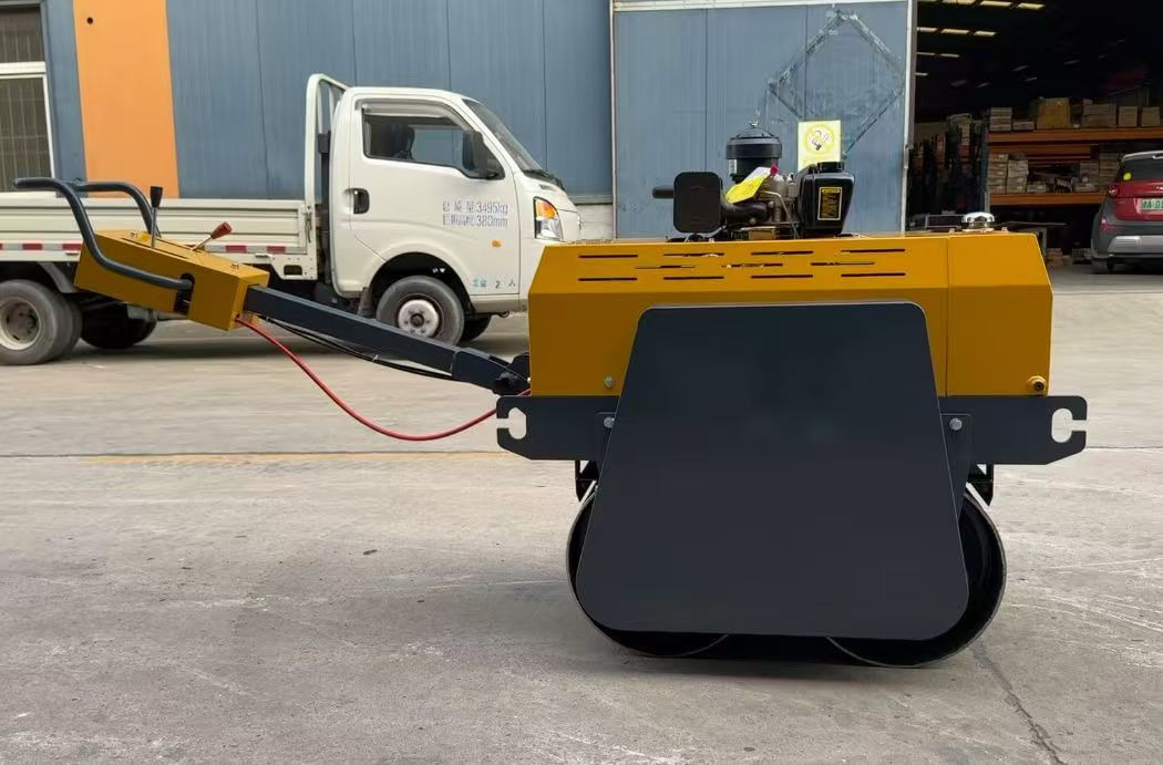 550KG Mini Vibratory Road Roller Walk-behind Road Roller - Minihenger: 5 kép. 550KG Mini Vibratory Road Roller Walk-behind Road Roller - Minihenger: 5 kép.