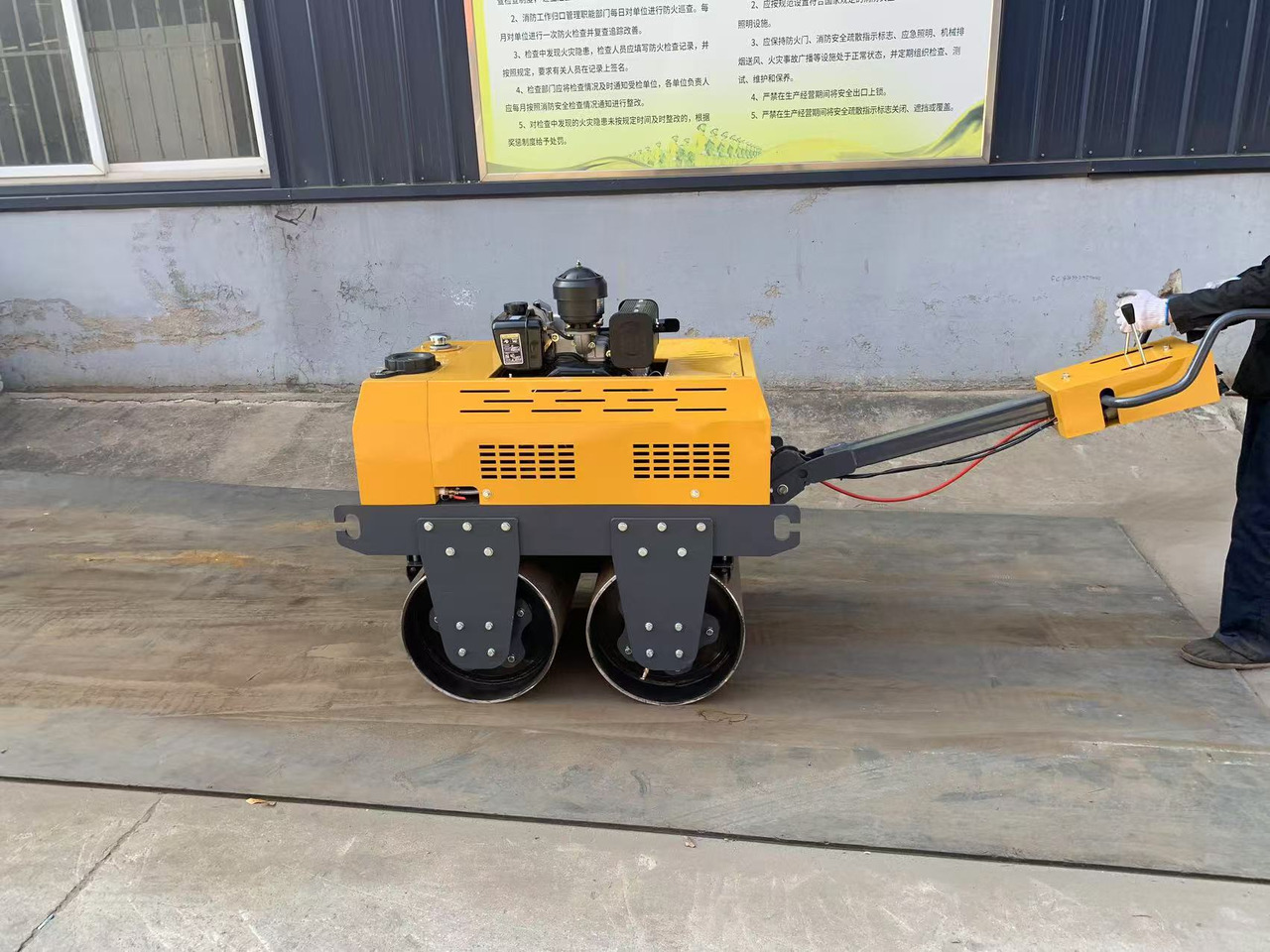 550KG Mini Vibratory Road Roller Walk-behind Road Roller - Minihenger: 1 kép. 550KG Mini Vibratory Road Roller Walk-behind Road Roller - Minihenger: 1 kép.