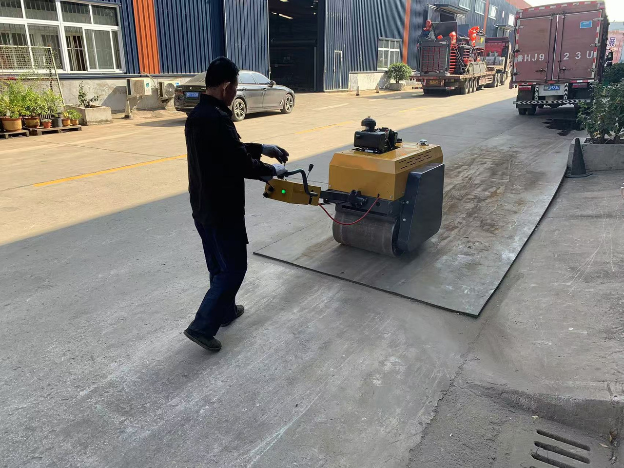 550KG Mini Vibratory Road Roller Walk-behind Road Roller - Minihenger: 2 kép. 550KG Mini Vibratory Road Roller Walk-behind Road Roller - Minihenger: 2 kép.