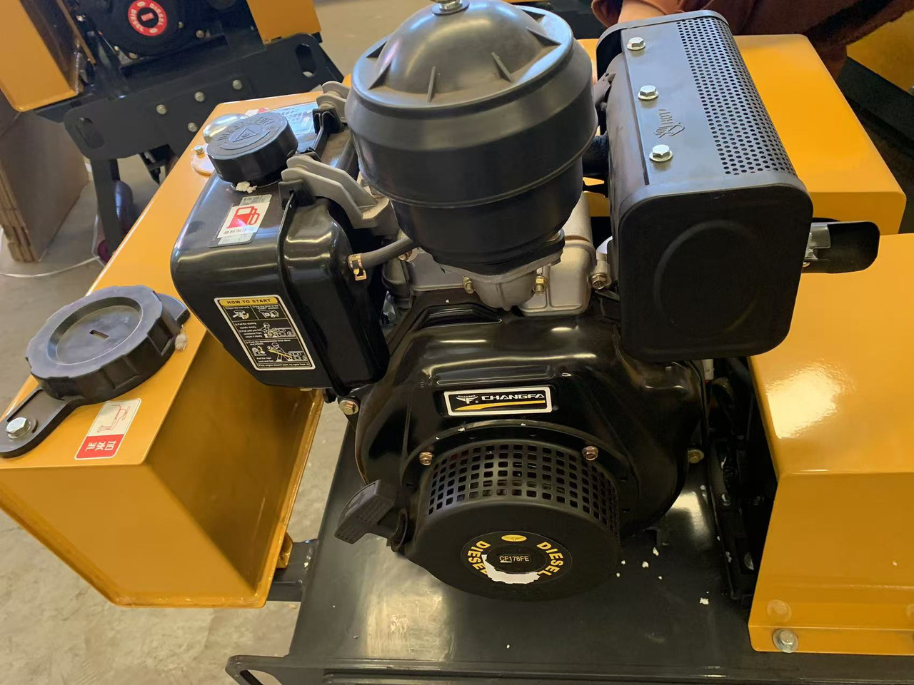 Brand New Walk-behind Road Roller Small Roller with Single Drum - Minihenger: 5 kép. Brand New Walk-behind Road Roller Small Roller with Single Drum - Minihenger: 5 kép.