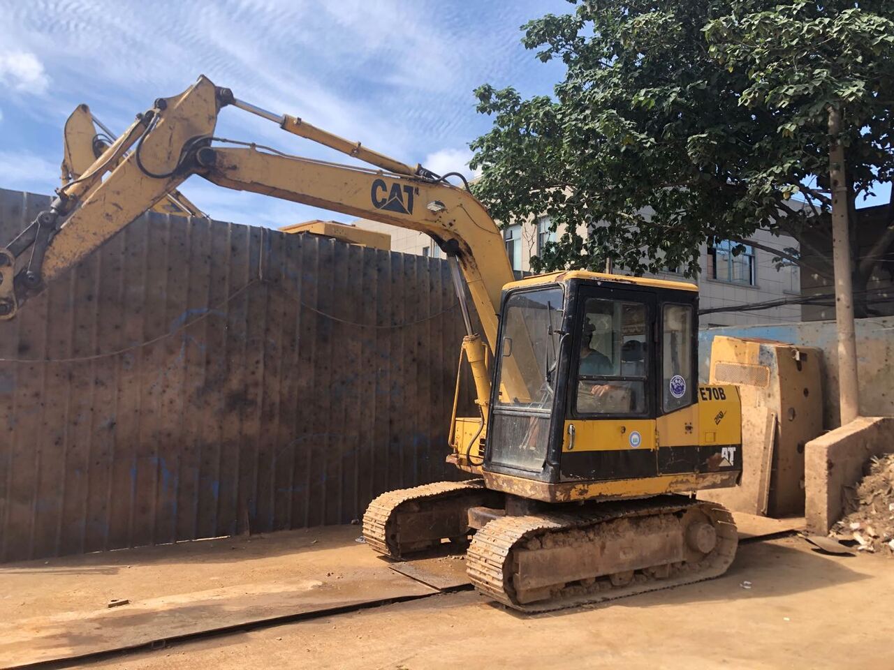 CATERPILLAR E70B, E70 excavator with good price - Lánctalpas kotró: 5 kép. CATERPILLAR E70B, E70 excavator with good price - Lánctalpas kotró: 5 kép.