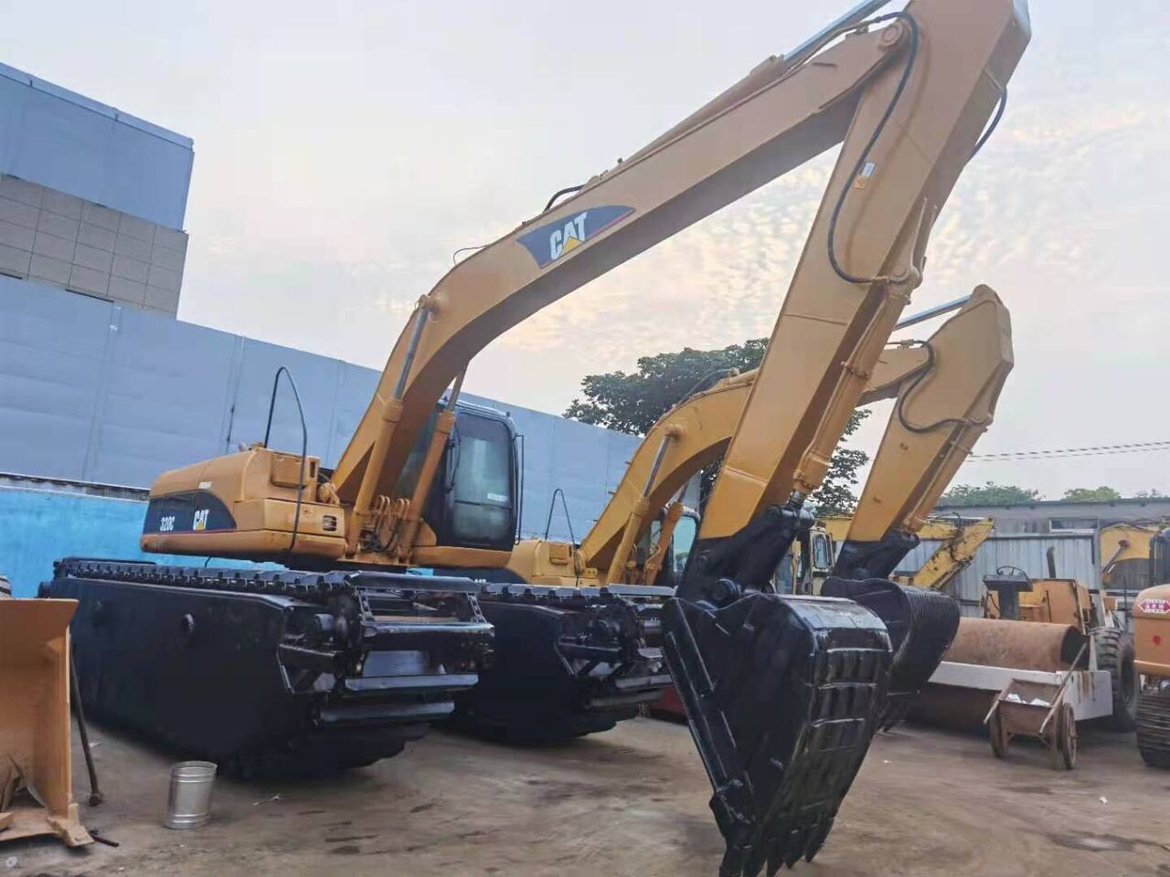 Cat Caterpillar swampy amphibious 320CL - Kétéltű kotrógép: 3 kép. Cat Caterpillar swampy amphibious 320CL - Kétéltű kotrógép: 3 kép.