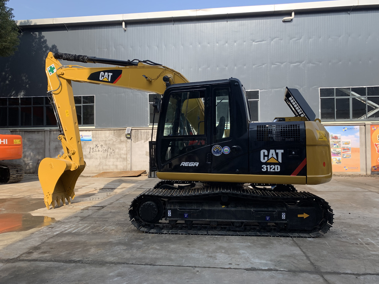 Caterpillar 12 ton Excavator Used Condition CAT 312D Good Price - Lánctalpas kotró: 2 kép. Caterpillar 12 ton Excavator Used Condition CAT 312D Good Price - Lánctalpas kotró: 2 kép.