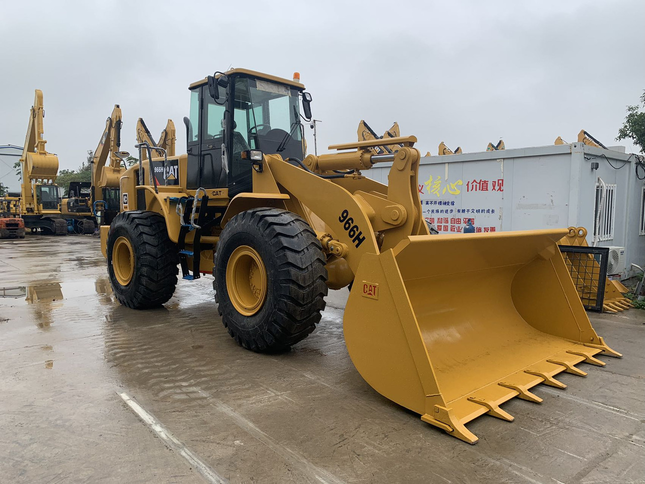 Caterpillar 966H, 966G Wheel Loader Good Price on sale - Gumikerekes homlokrakodó: 3 kép. Caterpillar 966H, 966G Wheel Loader Good Price on sale - Gumikerekes homlokrakodó: 3 kép.