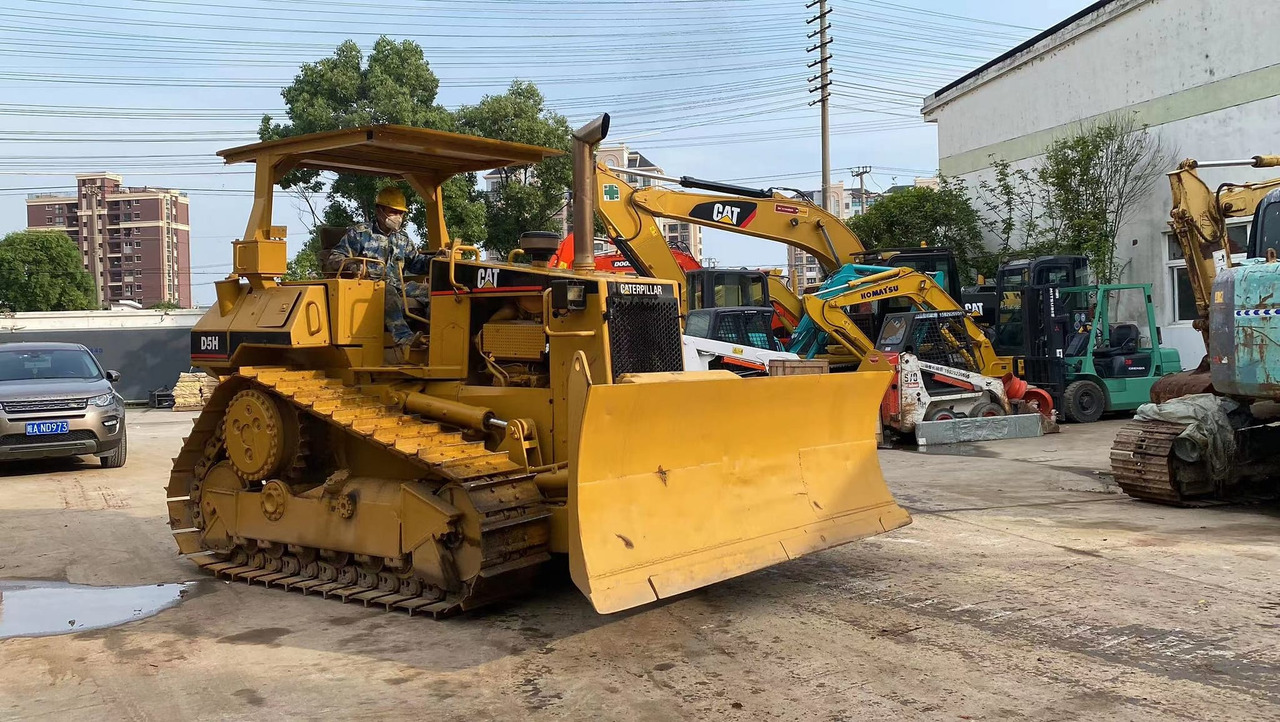 Caterpillar Bulldozer CAT D5H, D5K Cheap Japan Origin Bulldozer - Buldózer: 3 kép. Caterpillar Bulldozer CAT D5H, D5K Cheap Japan Origin Bulldozer - Buldózer: 3 kép.