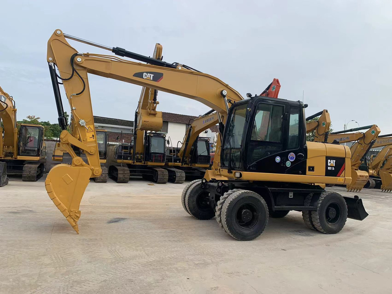 Caterpillar M315D Wheel Excavator Moving by Tires - Gumikerekes kotró: 2 kép. Caterpillar M315D Wheel Excavator Moving by Tires - Gumikerekes kotró: 2 kép.