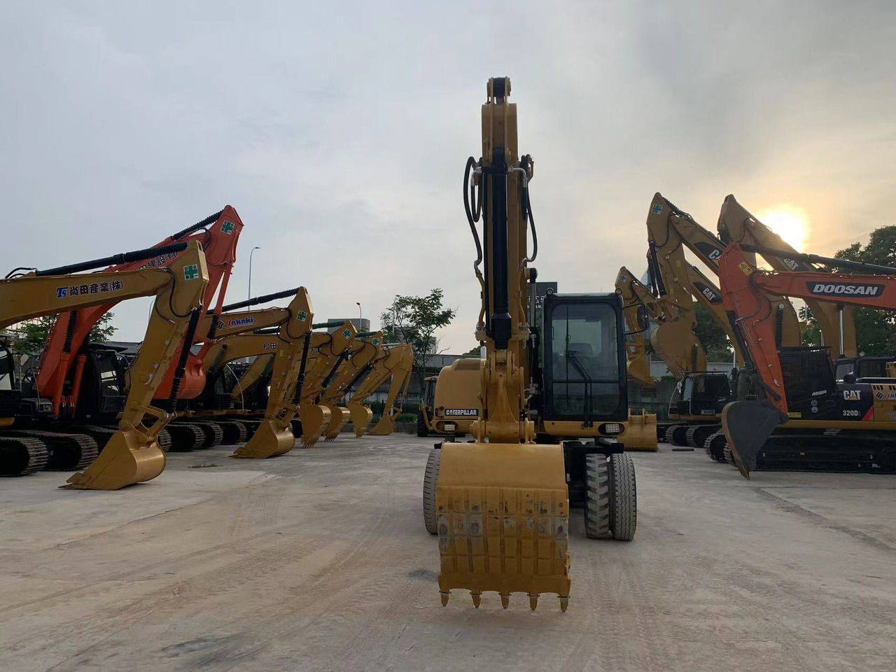 Caterpillar M315D Wheel Excavator Moving by Tires - Gumikerekes kotró: 5 kép. Caterpillar M315D Wheel Excavator Moving by Tires - Gumikerekes kotró: 5 kép.