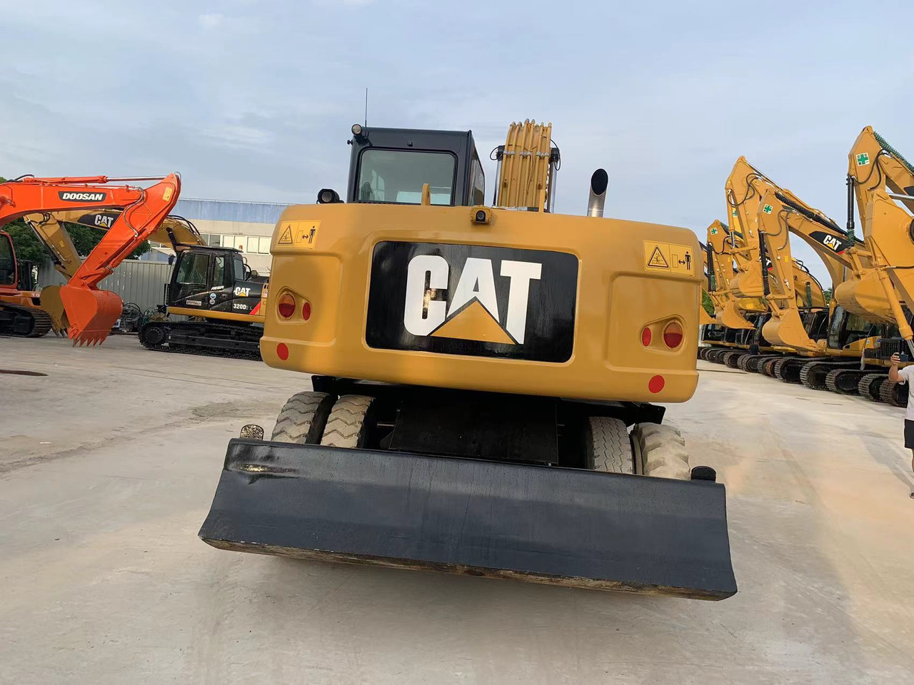 Caterpillar M315D Wheel Excavator Moving by Tires - Gumikerekes kotró: 4 kép. Caterpillar M315D Wheel Excavator Moving by Tires - Gumikerekes kotró: 4 kép.