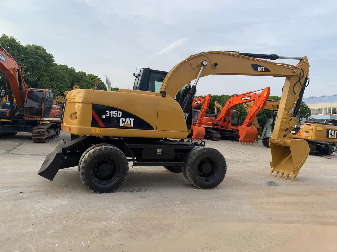Caterpillar M315D Wheel Excavator Moving by Tires - Gumikerekes kotró: 3 kép. Caterpillar M315D Wheel Excavator Moving by Tires - Gumikerekes kotró: 3 kép.