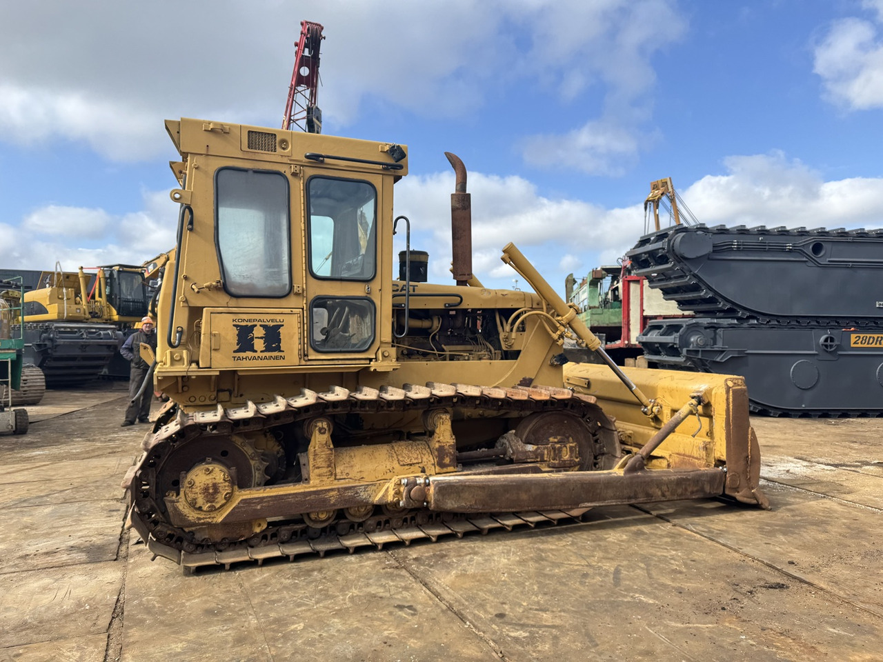 Caterpillar Used Bulldozer CAT D6D Good Price Tracked Tractor - Buldózer: 2 kép. Caterpillar Used Bulldozer CAT D6D Good Price Tracked Tractor - Buldózer: 2 kép.