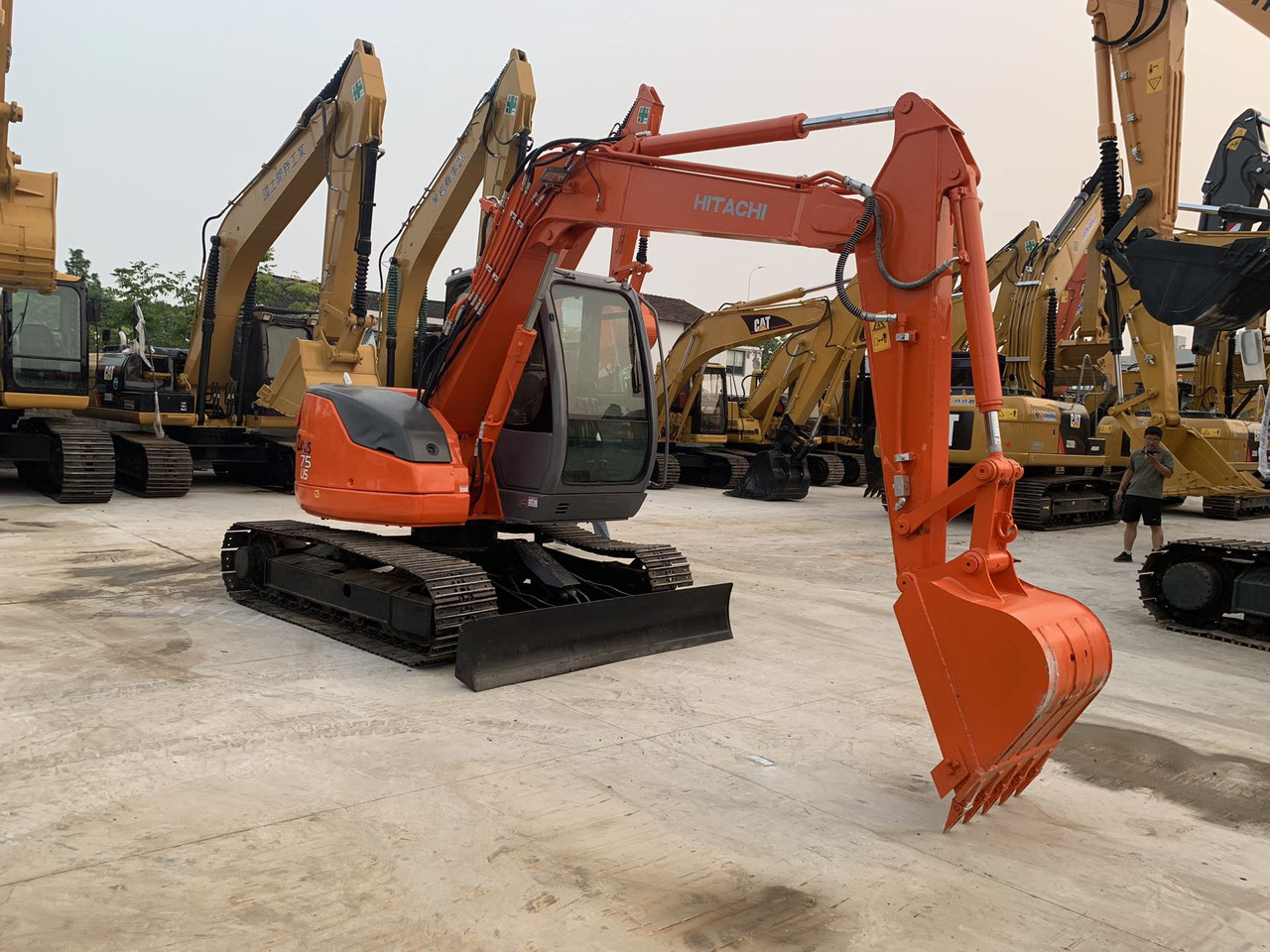 Hitachi Tracked Excavator ZX75 with Blade Dozer - Lánctalpas kotró: 5 kép. Hitachi Tracked Excavator ZX75 with Blade Dozer - Lánctalpas kotró: 5 kép.