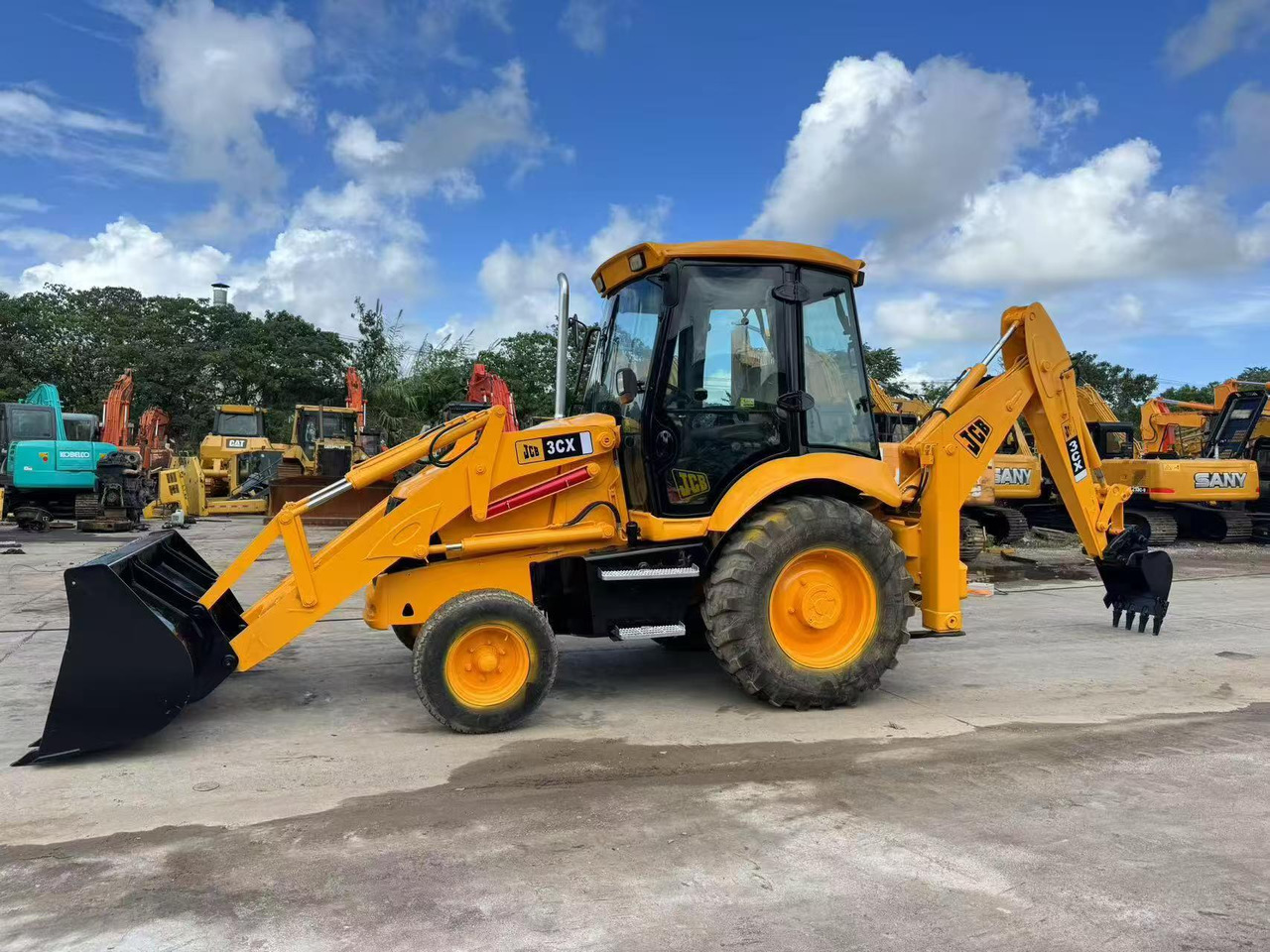 JCB 4x4 Backhoe Loader 3CX Used Condition - Kotrórakodó: 2 kép. JCB 4x4 Backhoe Loader 3CX Used Condition - Kotrórakodó: 2 kép.