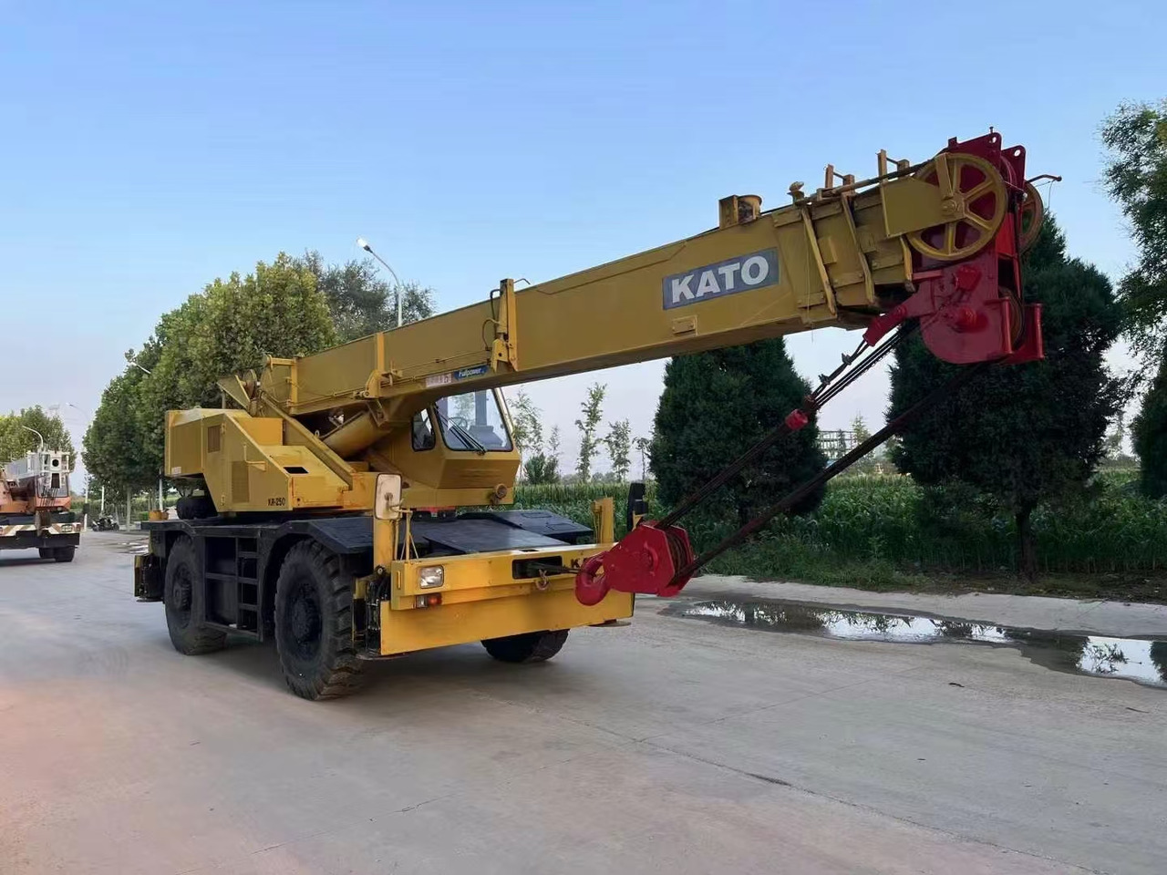 KATO KR250 Good Price 25 ton Rough Terrain Crane - Autódaru: 1 kép. KATO KR250 Good Price 25 ton Rough Terrain Crane - Autódaru: 1 kép.