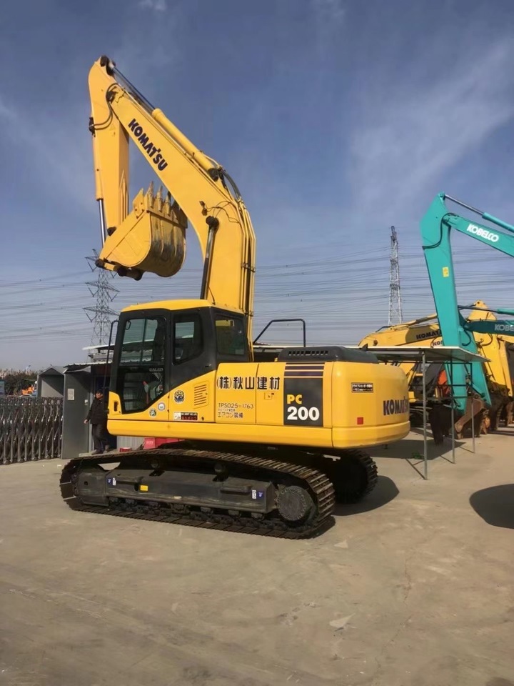 KOMATSU construction excavator Komatsu PC200-7, PC200-8 - Lánctalpas kotró: 1 kép. KOMATSU construction excavator Komatsu PC200-7, PC200-8 - Lánctalpas kotró: 1 kép.