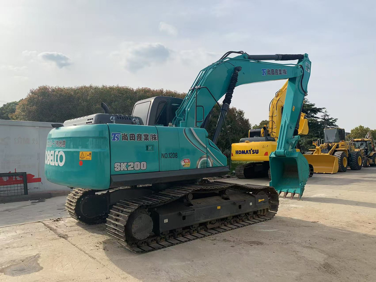 Kobelco Used Excavator Kobelco SK200-8 $19,000-$26,500 | 19.9t Weight 0.8m³ Standard Bucket - Lánctalpas kotró: 1 kép. Kobelco Used Excavator Kobelco SK200-8 $19,000-$26,500 | 19.9t Weight 0.8m³ Standard Bucket - Lánctalpas kotró: 1 kép.