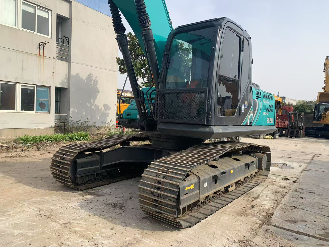 Kobelco Used Excavator Kobelco SK200-8 $19,000-$26,500 | 19.9t Weight 0.8m³ Standard Bucket - Lánctalpas kotró: 4 kép. Kobelco Used Excavator Kobelco SK200-8 $19,000-$26,500 | 19.9t Weight 0.8m³ Standard Bucket - Lánctalpas kotró: 4 kép.