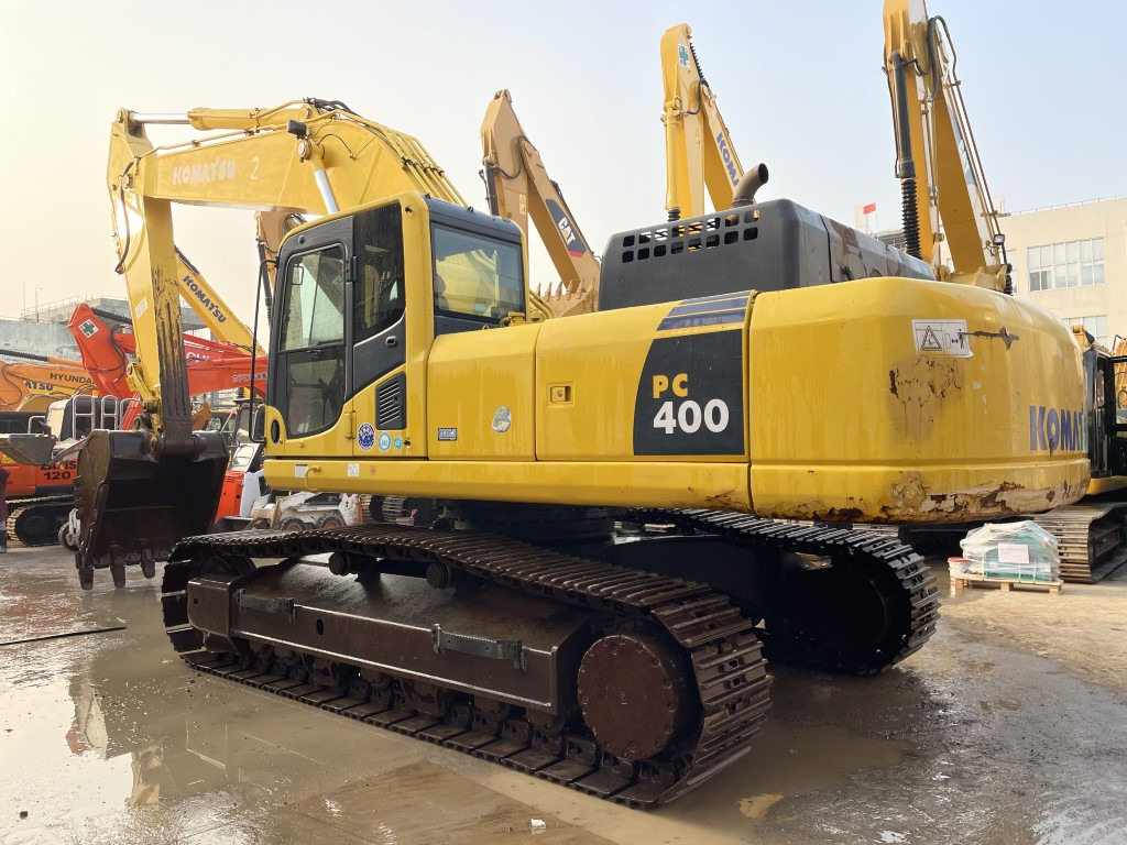 Komatsu PC400 Excavator with Original Color - Lánctalpas kotró: 2 kép. Komatsu PC400 Excavator with Original Color - Lánctalpas kotró: 2 kép.