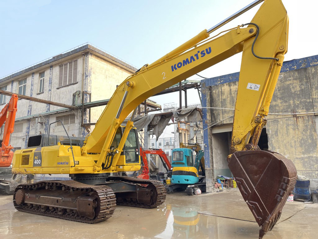 Komatsu PC400 Excavator with Original Color - Lánctalpas kotró: 1 kép. Komatsu PC400 Excavator with Original Color - Lánctalpas kotró: 1 kép.