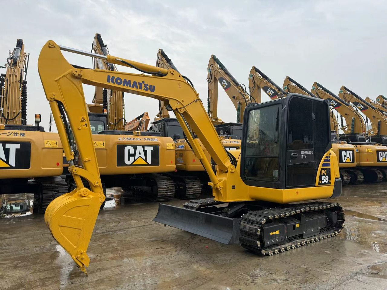Komatsu PC58, PC56, PC55 Small Excavator With Rubber Tracks - Lánctalpas kotró: 3 kép. Komatsu PC58, PC56, PC55 Small Excavator With Rubber Tracks - Lánctalpas kotró: 3 kép.