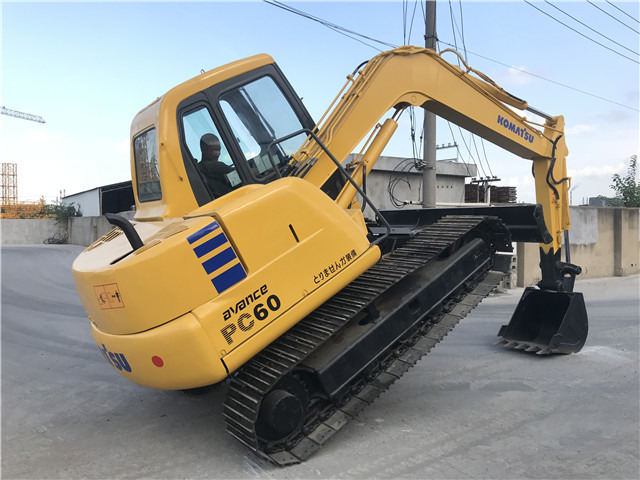 Komatsu PC60 Excavator 6 ton Small Digger Made in Japan - Lánctalpas kotró: 3 kép. Komatsu PC60 Excavator 6 ton Small Digger Made in Japan - Lánctalpas kotró: 3 kép.
