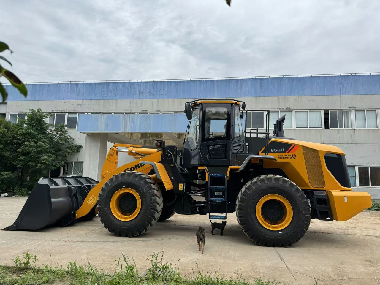 LIUGONG Used Wheel Loader LIUGONG 856H 5Ton Loader for Sale - Gumikerekes homlokrakodó: 4 kép. LIUGONG Used Wheel Loader LIUGONG 856H 5Ton Loader for Sale - Gumikerekes homlokrakodó: 4 kép.