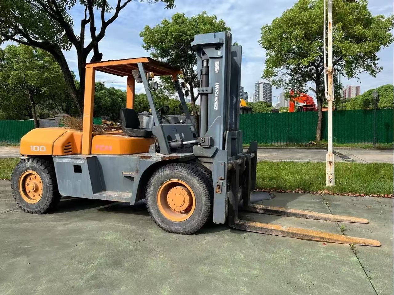 TCM FD100 Forklift Original Color 10 ton Forklift Truck - Dízel targonca: 1 kép. TCM FD100 Forklift Original Color 10 ton Forklift Truck - Dízel targonca: 1 kép.