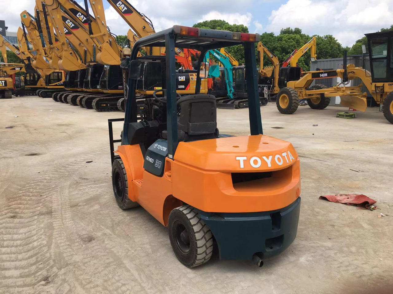 TOYOTA Used Diesel Forklift TOYOTA FD30 For Sale: 3 T Load Capacity, 36.2 kW (49 HP) Engine & 4850 kg Operating Weight - Dízel targonca: 4 kép. TOYOTA Used Diesel Forklift TOYOTA FD30 For Sale: 3 T Load Capacity, 36.2 kW (49 HP) Engine & 4850 kg Operating Weight - Dízel targonca: 4 kép.