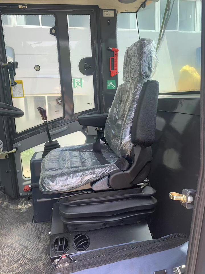 XCMG Vibratory Road roller XS183J Brand New Condition - Úthenger: 5 kép. XCMG Vibratory Road roller XS183J Brand New Condition - Úthenger: 5 kép.