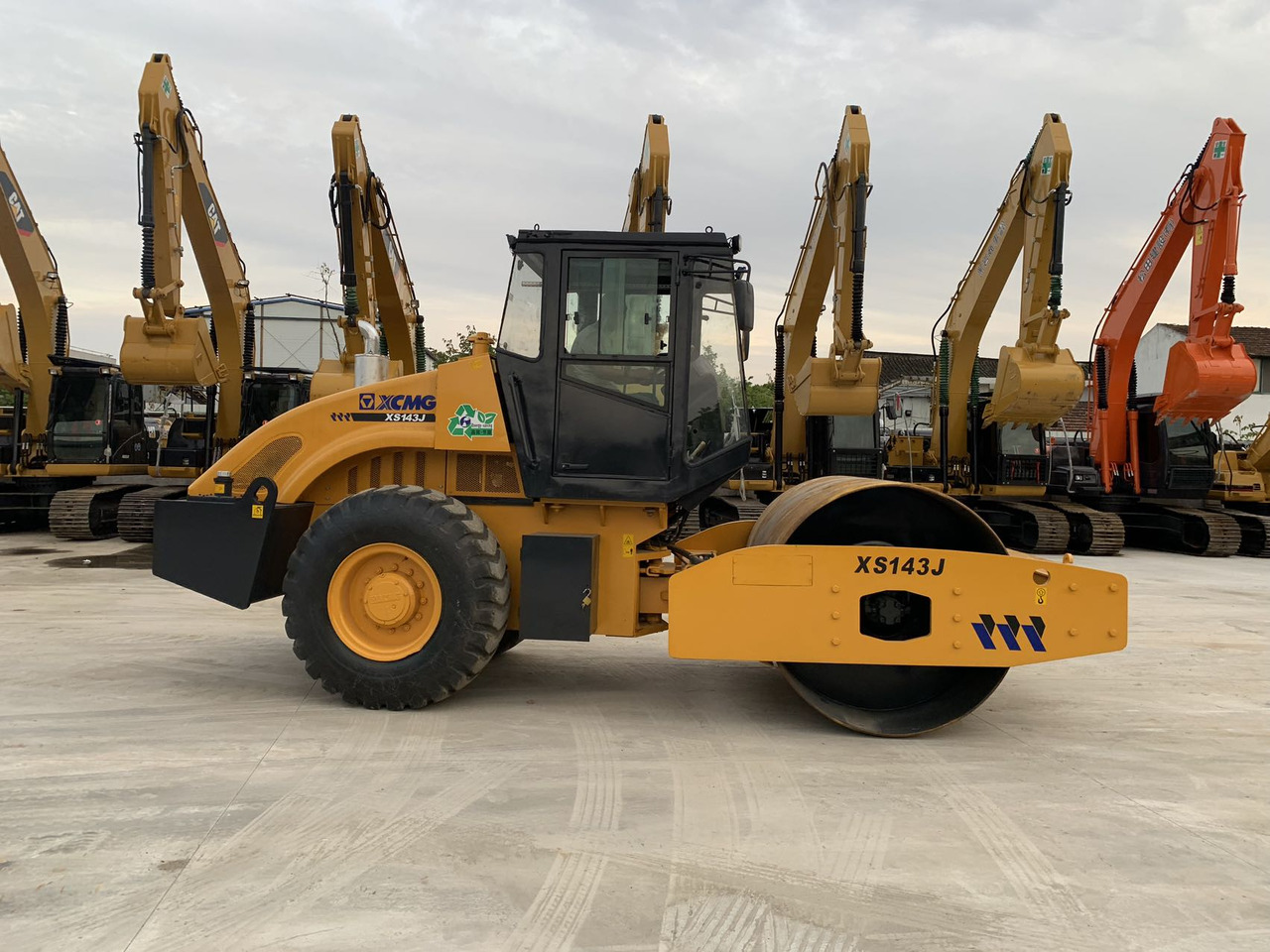 XCMG XS143J Vibratory Road roller Secondhand Condition - Úthenger: 4 kép. XCMG XS143J Vibratory Road roller Secondhand Condition - Úthenger: 4 kép.